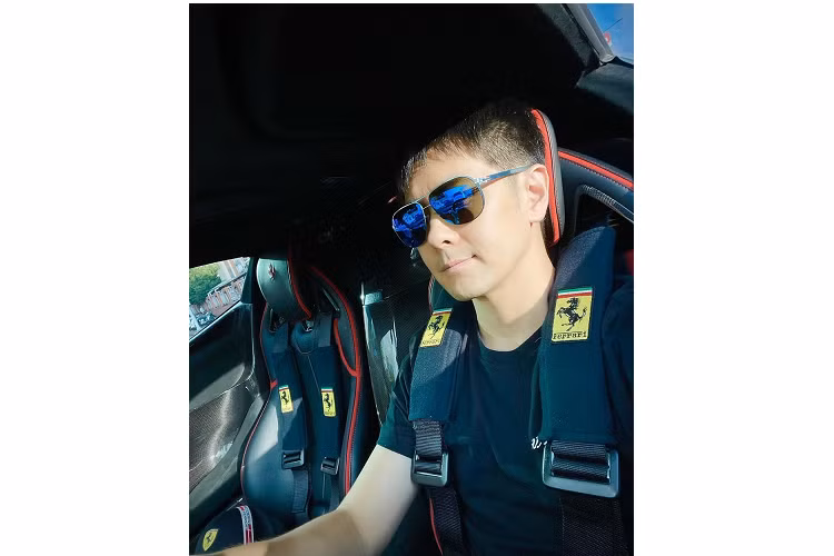 Tháng 11/2020, Lâm Chí Dĩnh cầm lái siêu xe Ferrari và không quá khó để đoán được đây là LaFerrari Coupe, chỉ có 499 xe trên toàn thế giới.