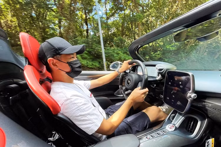 Ngoài ra, Lâm Chí Dĩnh luôn là khách VIP của hãng Ferrari, McLaren hay Koenigsegg mỗi khi tổ chức sự kiện ở Đài Loan.