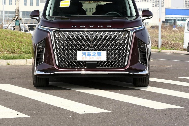 Hàng ghế thứ hai là những chiếc xe ghế đơn có đầy đủ chức năng sưởi, thông gió và massage. Chúng cũng được trang bị màn hình giải trí gắn phía sau ghế trước, cùng bàn nhỏ, chỗ để chân, và màn hình trên bệ tỳ tay để điều chỉnh ghế, cửa sổ trời, đèn chiếu sáng, và các chức năng khác.