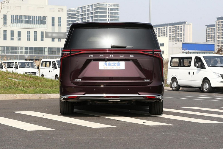 Cần lưu ý rằng hàng ghế thứ 3 trên bản xe 6 chỗ không thể gập được. Mẫu MPV mới này cũng cung cấp hệ thống hỗ trợ lái xe, sạc điện không gian, gương hiển thị góc nhìn phía sau, và nhiều tính năng công nghệ tân tiến khác.