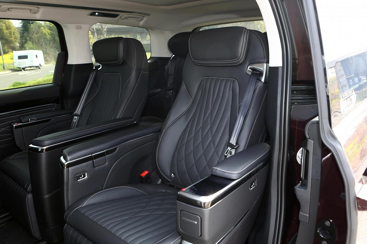 Về ngoại hình, hình dáng tổng thể của Maxus G90 trông rất ấn tượng khi nhìn từ phía trước. Lưới tản nhiệt kích thước lớn chiếm gần như toàn bộ phần đầu xe, và được trang trí bằng crôm sáng bóng để tăng cường hiệu ứng thị giác. Cụm đèn pha áp dụng thiết kế tách rời, trong khi dải đèn LED chạy ban ngày hình chữ T được tích hợp cùng lưới tản nhiệt. Đèn hậu được thiết kế với cụm đèn LED dạng thanh dài hết chiều rộng.