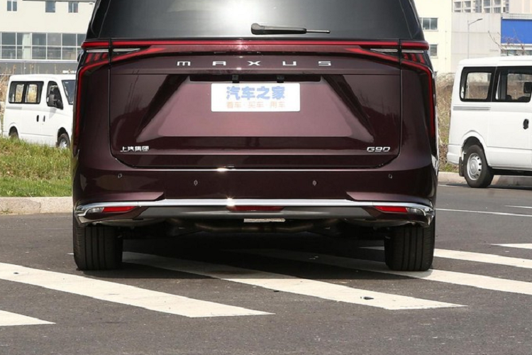 Bên sườn xe được trang bị cửa trượt chỉnh điện cộng với kính tối màu để tăng cường sự riêng tư, và viền cửa sổ mạ crôm hình chữ Z để tăng cảm giác sang trọng. Về kích thước thân xe, Maxus G90 mới có chiều dài, rộng, cao lần lượt là 5.280/1.999/1.845 mm và trục sở là 3.200 mm, thậm chí còn lớn hơn cả dòng V-Class của Mercedes-Benz. Đối với nội thất, Maxus G90 có thiết kế đơn giản và sang trọng, mặt táp lô được trang bị tới 3 màn hình.