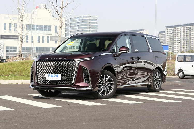 Tại thị trường Trung Quốc, SAIC Maxus là một thương hiệu lớn trong phân khúc MPV. Các sản phẩm của Maxus ở thị trường Trung Quốc khá đa dạng, từ xe bán tải cho tới RV, SUV và MPV, từ những mẫu xe dùng nhiên liệu hóa thạch cho tới xe hybrid và xe điện hoàn toàn. Phong cách ngoại thất thái quá cũng là một điểm đặc trưng của thương hiệu trong những năm gần đây, và mẫu SAIC Maxus G90 2022 mới không phải ngoại lệ.