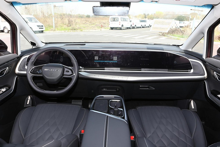 SAIC Maxus G90 hoàn toàn mới có tổng cộng 8 bản xe trong 2 kiểu bố trí chỗ ngồi, với 6 và 7 chỗ. Kích thước của mẫu xe Trung Quốc này lớn hơn Buick GL8 một chút. Tất cả các bản xe đều được trang bị động cơ tăng áp dung tích 2.0 lít, với hệ thống mild hybrid 48V, và hộp số tự động 8 cấp. Một chi tiết đáng nói là hàng ghế thứ 3 của bản xe 6 chỗ sử dụng ghế độc lập với các chức năng như tựa chân điều chỉnh điện tử/thông gió/massage.