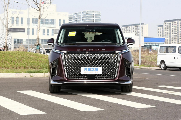 Mẫu xe MPV Maxus G90 2022 mới chính thức được tung ra thị trường Trung Quốc vào cuối tháng 4. Đối thủ cạnh tranh của nó là Buick GL8, một mẫu xe thương hiệu Mỹ bán rất chạy khác trên thị trường Trung Quốc. Mức giá xe Maxus G90 2022 bóng bẩy này là 219.900 – 329.000 nhân dân tệ (tương đương 757 triệu – 1,13 tỷ đồng).