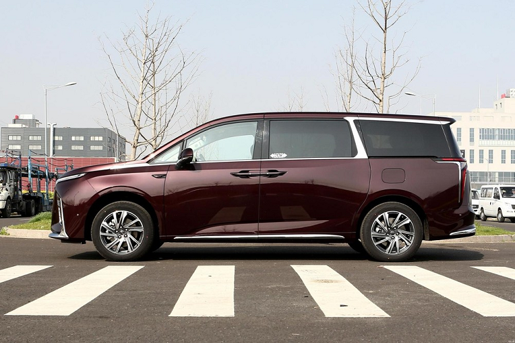 Hệ truyền động được phối hợp với hộp số tự động 8 cấp Aisin, mang lại thời gian gia tốc 0-100 km/h là 9,6 giây. Hệ thống treo sau sử dụng hệ thống treo độc lập đa liên kết nhằm cung cấp trải nghiệm lái êm ái.