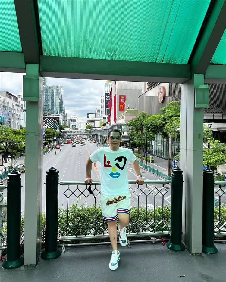 Chồng cũ Lệ Quyên ăn mặc như trai 18 ở tuổi U50 - Hình 11 Chong cu Le Quyen an mac nhu trai 18 o tuoi U50-Hinh-11