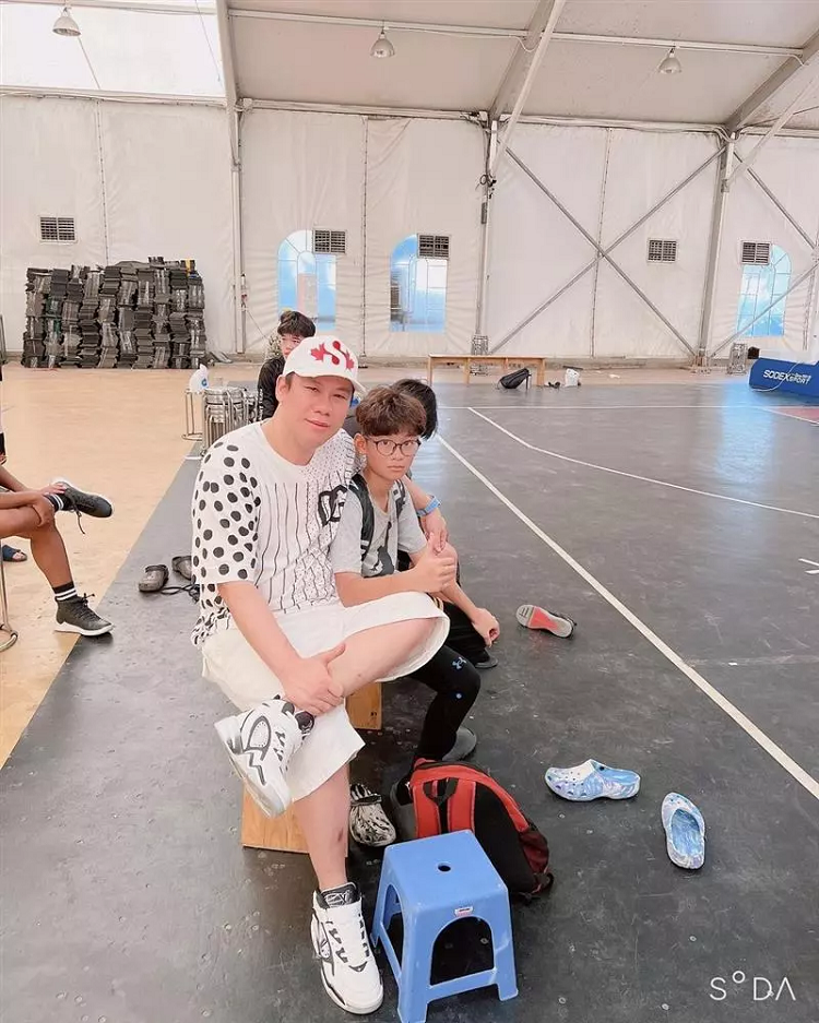 Chồng cũ Lệ Quyên ăn mặc như trai 18 ở tuổi U50 Chong cu Le Quyen an mac nhu trai 18 o tuoi U50