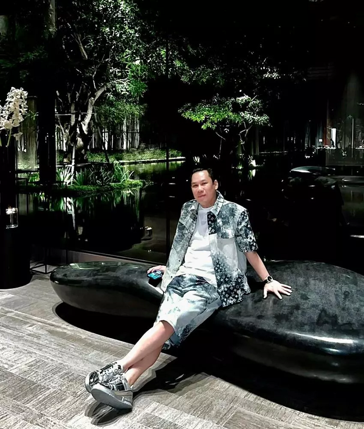 Chồng cũ Lệ Quyên ăn mặc như trai 18 ở tuổi U50 - Hình 8 Chong cu Le Quyen an mac nhu trai 18 o tuoi U50-Hinh-8