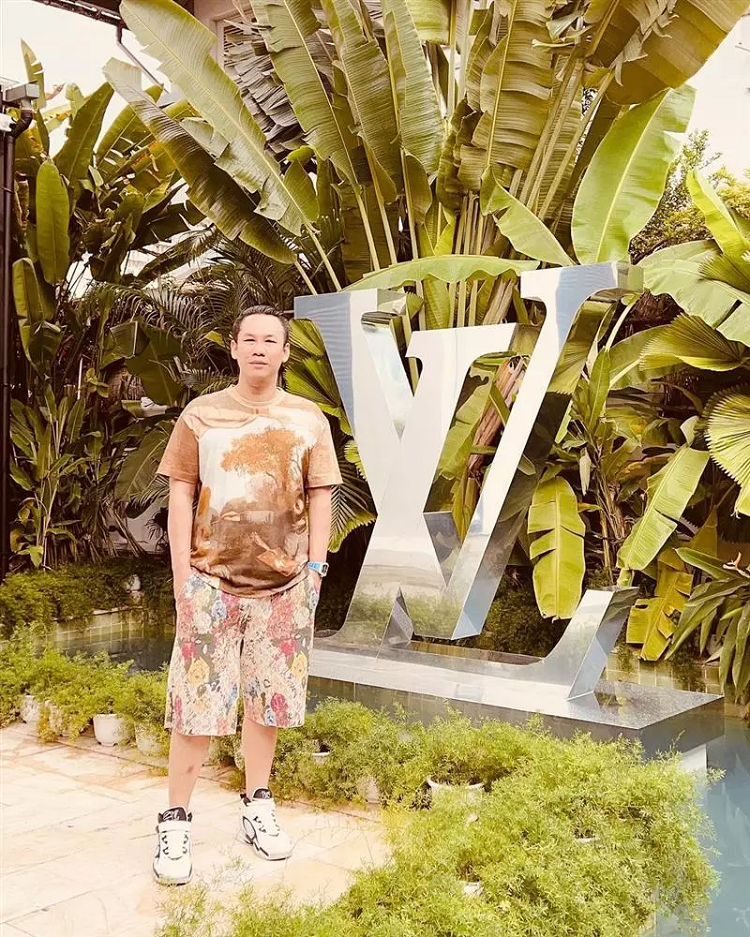 Chồng cũ Lệ Quyên ăn mặc như trai 18 ở tuổi U50 - Hình 3 Chong cu Le Quyen an mac nhu trai 18 o tuoi U50-Hinh-3