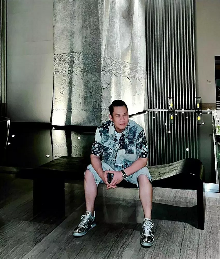 Chồng cũ Lệ Quyên ăn mặc như trai 18 ở tuổi U50 - Hình 7 Chong cu Le Quyen an mac nhu trai 18 o tuoi U50-Hinh-7