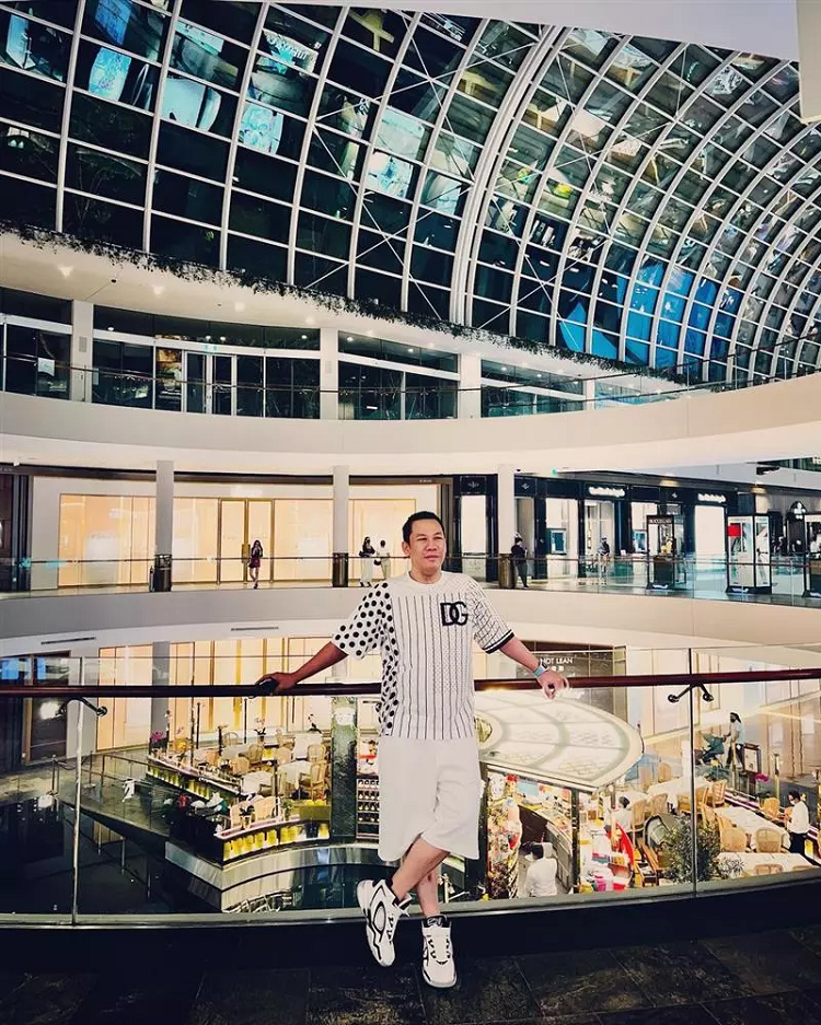 Chồng cũ Lệ Quyên ăn mặc như trai 18 ở tuổi U50 - Hình 2 Chong cu Le Quyen an mac nhu trai 18 o tuoi U50-Hinh-2