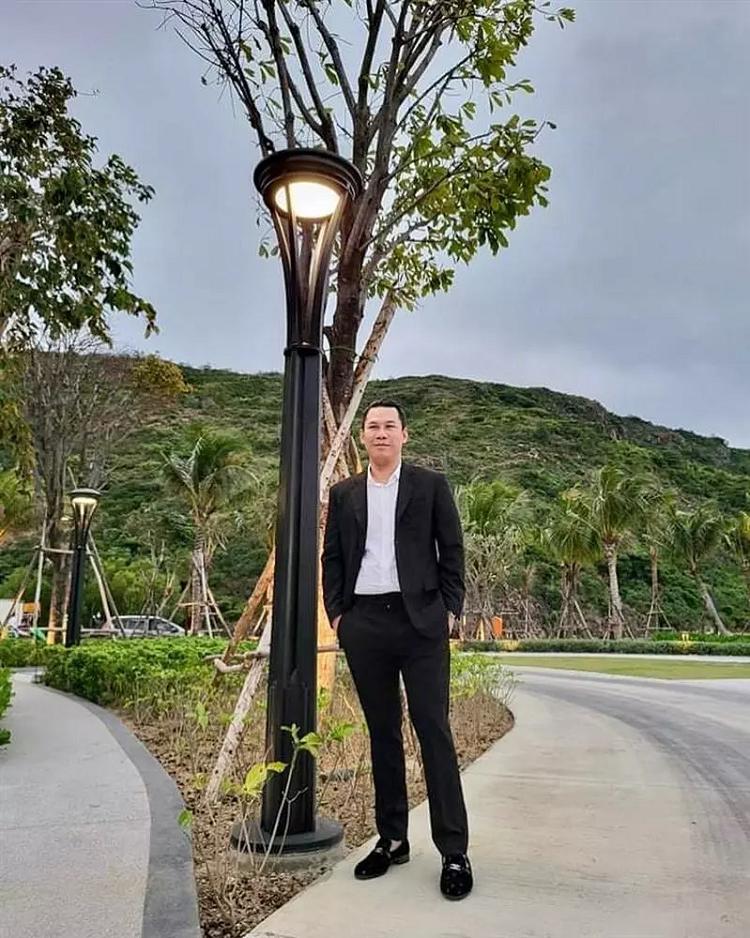 Chồng cũ Lệ Quyên ăn mặc như trai 18 ở tuổi U50 - Hình 13 Chong cu Le Quyen an mac nhu trai 18 o tuoi U50-Hinh-13