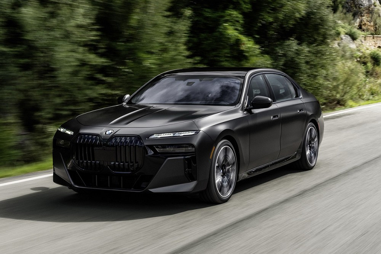 Hôm nay, ngày 20/4/2022, hãng BMW đã chính thức vén màn thế hệ thứ 7 của dòng sedan hạng sang cỡ lớn 7-Series trong sự kiện trực tuyến. Không để người tiêu dùng phải thất vọng, BMW 7-Series 2023 ra mắt với hàng loạt trang bị và công nghệ mới, phả hơi nóng lên 2 đối thủ đồng hương Mercedes-Benz S-Class cũng như Audi A8.