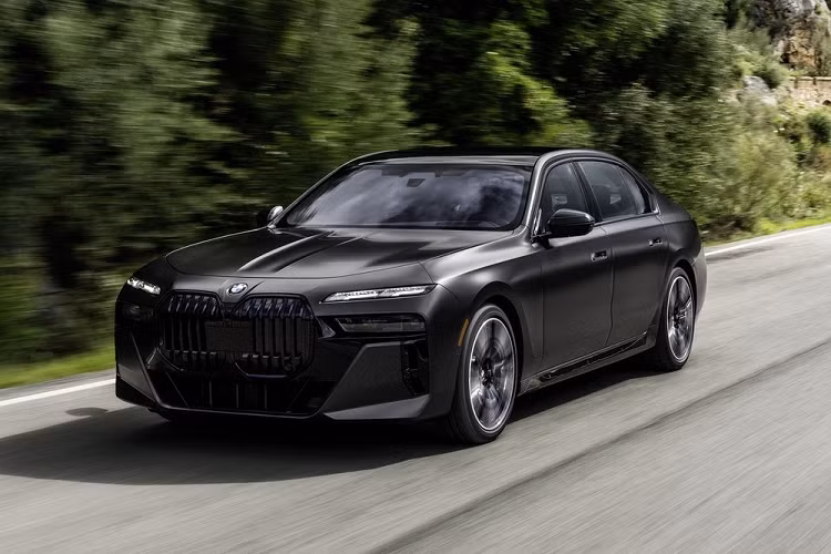 Hôm nay, ngày 20/4/2022, hãng BMW đã chính thức vén màn thế hệ thứ 7 của dòng sedan hạng sang cỡ lớn 7-Series trong sự kiện trực tuyến. Không để người tiêu dùng phải thất vọng, BMW 7-Series 2023 ra mắt với hàng loạt trang bị và công nghệ mới, phả hơi nóng lên 2 đối thủ đồng hương Mercedes-Benz S-Class cũng như Audi A8.