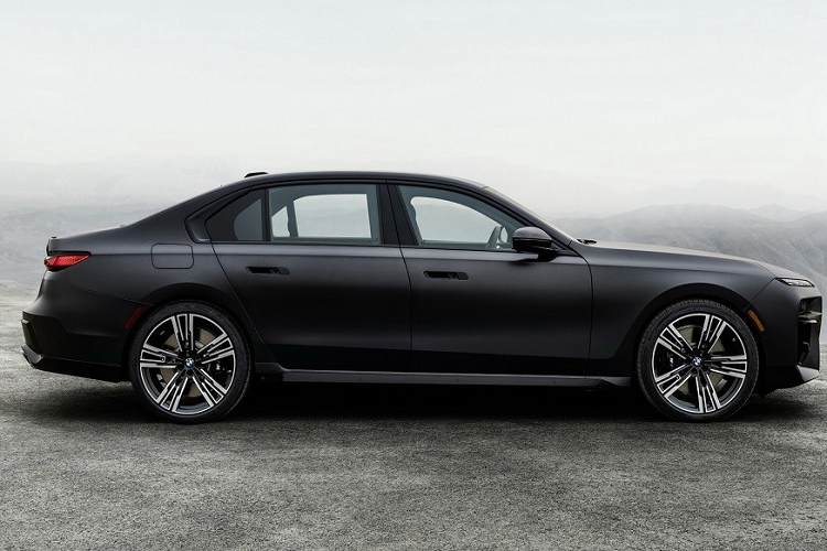 Theo hãng BMW, so với thế hệ cũ, mẫu sedan hạng sang BMW 7-Series 2023 có kích thước tăng đến 39%. Cụ thể, xe sở hữu chiều dài lên đến 5.400 mm (tăng 126 mm) và chiều dài cơ sở 3.200 mm (tăng 5 mm). Nhờ đó, thể tích khoang hành lý của xe tăng từ 515 lít lên 541 lít.