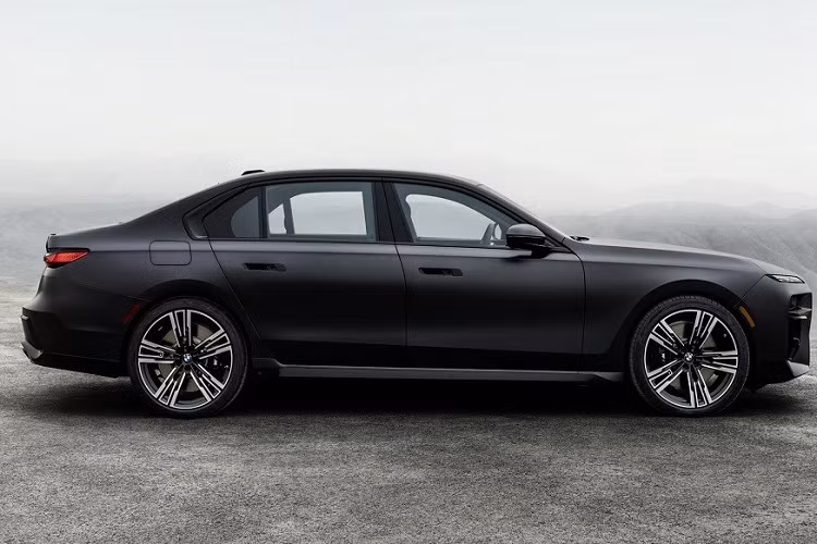 Theo hãng BMW, so với thế hệ cũ, mẫu sedan hạng sang BMW 7-Series 2023 có kích thước tăng đến 39%. Cụ thể, xe sở hữu chiều dài lên đến 5.400 mm (tăng 126 mm) và chiều dài cơ sở 3.200 mm (tăng 5 mm). Nhờ đó, thể tích khoang hành lý của xe tăng từ 515 lít lên 541 lít.