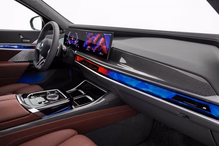 Khi hành khách kích hoạt chế độ Theater, khoang phía sau sẽ lập tức biến thành rạp hát cá nhân. Lúc này, màn hình 4K của xe sẽ hạ xuống, rèm che nắng kéo lên, ghế và hệ thống đèn nội thất được chỉnh để mang đến cảm giác tận hưởng nhất. Ghế sau có thể ngả 42,5 độ để hành khách thấy thoải mái nhất.