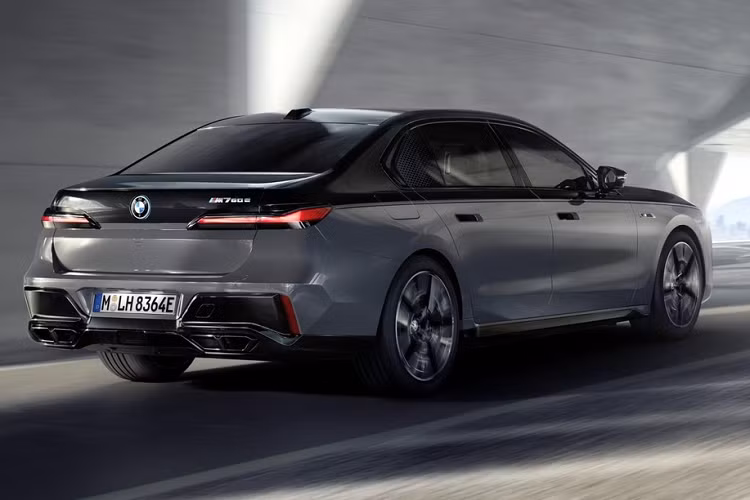 Nằm bên dưới nắp ca-pô của BMW 7-Series 2023 là khá nhiều loại động cơ, tùy vào thị trường. Thứ nhất là động cơ xăng 6 xi-lanh thẳng hàng, tăng áp, dung tích 3.0L, đi kèm công nghệ mild hybrid 48V, tạo ra công suất tối đa 375 mã lực và mô-men xoắn cực đại 540 Nm, dành cho bản 740i. So với phiên bản cũ, BMW 740i 2023 mạnh hơn 40 mã lực.