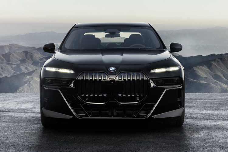Tương tự người anh em X7 nâng cấp, BMW 7-Series hoàn toàn mới cũng được trang bị lưới tản nhiệt quả thận đôi cỡ lớn và hệ thống đèn 2 tầng hiện đang là "mốt" của làng xe thế giới. Nằm bên trên là dải đèn LED định vị ban ngày với thiết kế thanh mảnh. Trong khi đó, cụm đèn pha được đặt bên dưới và nằm sâu trong hốc hình chữ nhật.