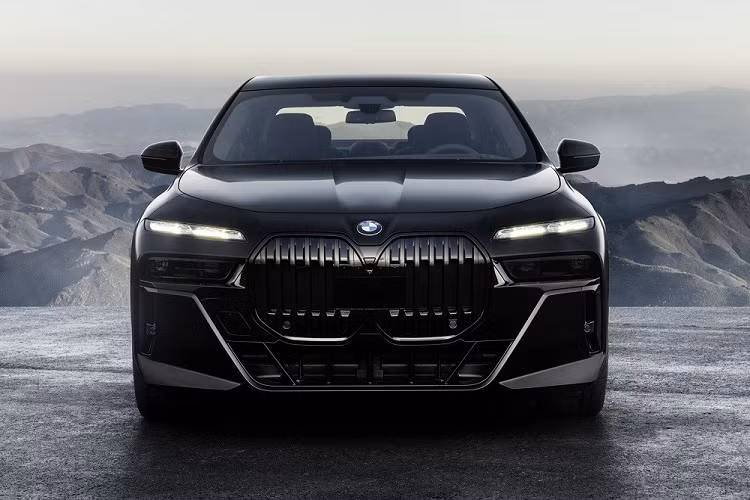 Tương tự người anh em X7 nâng cấp, BMW 7-Series hoàn toàn mới cũng được trang bị lưới tản nhiệt quả thận đôi cỡ lớn và hệ thống đèn 2 tầng hiện đang là "mốt" của làng xe thế giới. Nằm bên trên là dải đèn LED định vị ban ngày với thiết kế thanh mảnh. Trong khi đó, cụm đèn pha được đặt bên dưới và nằm sâu trong hốc hình chữ nhật.