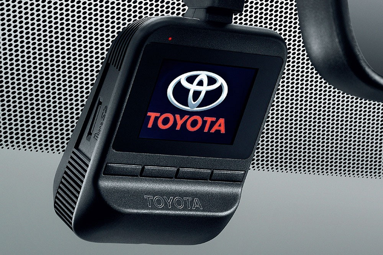 Chưa hết, Toyota Sienta 2022 còn có những trang bị an toàn như camera 360 độ, hệ thống ngăn nhầm chân ga, hỗ trợ khởi hành ngang dốc, hệ thống cân bằng điện tử, kiểm soát ổn định thân xe, hệ thống chống bó cứng phanh ABS, phân bổ lực phanh điện tử EBD, hỗ trợ lực phanh BA và 3 túi khí. 