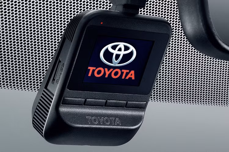 Chưa hết, Toyota Sienta 2022 còn có những trang bị an toàn như camera 360 độ, hệ thống ngăn nhầm chân ga, hỗ trợ khởi hành ngang dốc, hệ thống cân bằng điện tử, kiểm soát ổn định thân xe, hệ thống chống bó cứng phanh ABS, phân bổ lực phanh điện tử EBD, hỗ trợ lực phanh BA và 3 túi khí. 