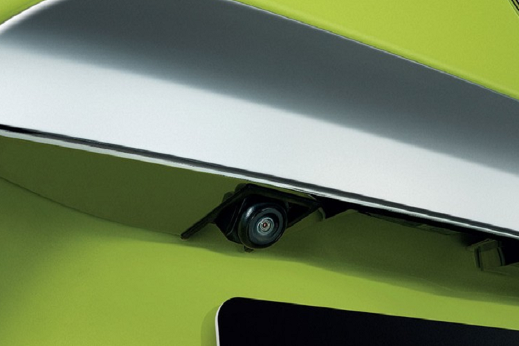 Tại thị trường Thái Lan, giá xe Toyota Sienta 2022 cho tổng cộng 2 bản trang bị là 1.5 G và 1.5 V dao động từ 775.000 - 889.000 Baht (khoảng 533 - 611 triệu đồng). Như vậy, Sienta có giá không thua kém gì "người anh em" Toyota Veloz 2022 tại Thái Lan dù kích thước nhỏ hơn đáng kể.