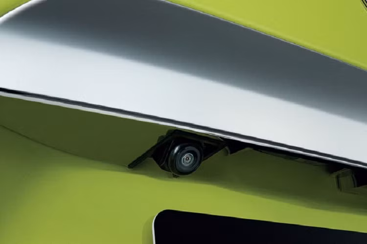 Tại thị trường Thái Lan, giá xe Toyota Sienta 2022 cho tổng cộng 2 bản trang bị là 1.5 G và 1.5 V dao động từ 775.000 - 889.000 Baht (khoảng 533 - 611 triệu đồng). Như vậy, Sienta có giá không thua kém gì "người anh em" Toyota Veloz 2022 tại Thái Lan dù kích thước nhỏ hơn đáng kể.