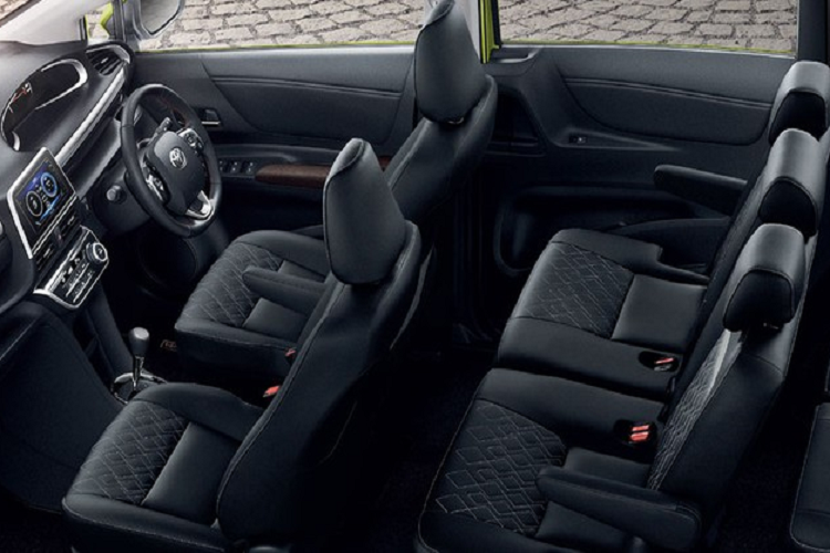 Điểm nhấn của Toyota Sienta 2022 nằm ở bên trong nội thất. Tại đây, xe được bổ sung ghế bọc da và chất liệu bán tổng hợp mới, phối màu đen - xám. Tiếp đến là màn hình thông tin giải trí dạng cảm ứng 6,8 inch, hỗ trợ Apple CarPlay, Android Auto, kết nối Bluetooth và USB. Thay đổi còn lại của xe nằm ở camera hành trình trước/sau.