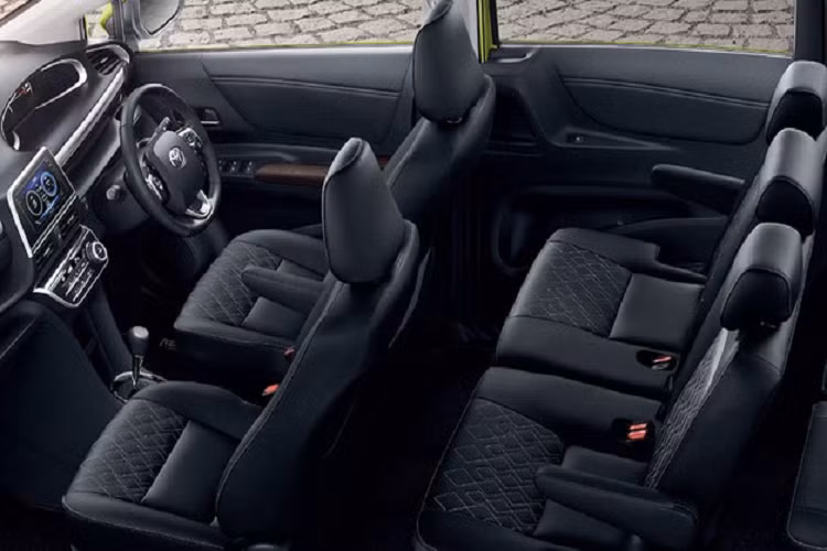 Điểm nhấn của Toyota Sienta 2022 nằm ở bên trong nội thất. Tại đây, xe được bổ sung ghế bọc da và chất liệu bán tổng hợp mới, phối màu đen - xám. Tiếp đến là màn hình thông tin giải trí dạng cảm ứng 6,8 inch, hỗ trợ Apple CarPlay, Android Auto, kết nối Bluetooth và USB. Thay đổi còn lại của xe nằm ở camera hành trình trước/sau.