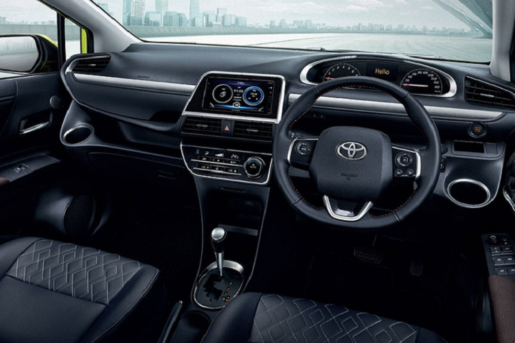 Ngoài những thay đổi kể trên, Toyota Sienta 2022 tiếp tục được trang bị vô lăng tích hợp phím chức năng, bảng đồng hồ Optitron với màn hình màu đa thông tin TFT 4,2 inch, tính năng mở cửa không cần chìa khóa, nút bấm khởi động máy, điều hòa tự động đi kèm màn hình kỹ thuật số, cửa gió điều hòa và màn hình LED 8 inch dành cho hàng ghế sau cũng như hệ thống âm thanh 6 loa.