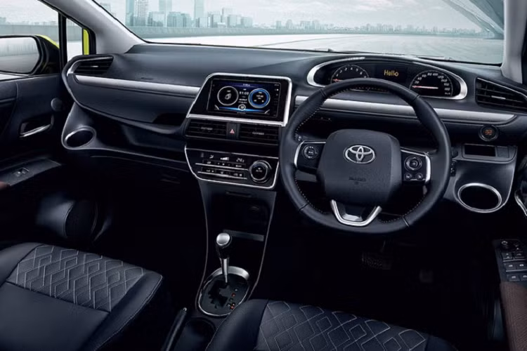 Ngoài những thay đổi kể trên, Toyota Sienta 2022 tiếp tục được trang bị vô lăng tích hợp phím chức năng, bảng đồng hồ Optitron với màn hình màu đa thông tin TFT 4,2 inch, tính năng mở cửa không cần chìa khóa, nút bấm khởi động máy, điều hòa tự động đi kèm màn hình kỹ thuật số, cửa gió điều hòa và màn hình LED 8 inch dành cho hàng ghế sau cũng như hệ thống âm thanh 6 loa.