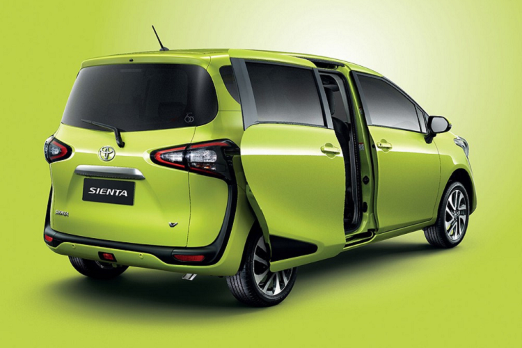 Mẫu MPV 7 chỗ này tiếp tục được trang bị lưới tản nhiệt mạ crôm, đèn pha LED, vành hợp kim 16 inch, đèn hậu LED, gương chiếu hậu gập điện/chỉnh điện và tích hợp đèn báo rẽ như phiên bản cũ. Thêm vào đó là cửa trượt chỉnh điện bên sườn, có thể đóng/mở chỉ bằng cách bấm nút.