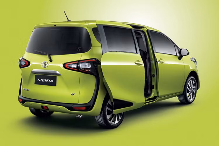 Mẫu MPV 7 chỗ này tiếp tục được trang bị lưới tản nhiệt mạ crôm, đèn pha LED, vành hợp kim 16 inch, đèn hậu LED, gương chiếu hậu gập điện/chỉnh điện và tích hợp đèn báo rẽ như phiên bản cũ. Thêm vào đó là cửa trượt chỉnh điện bên sườn, có thể đóng/mở chỉ bằng cách bấm nút.