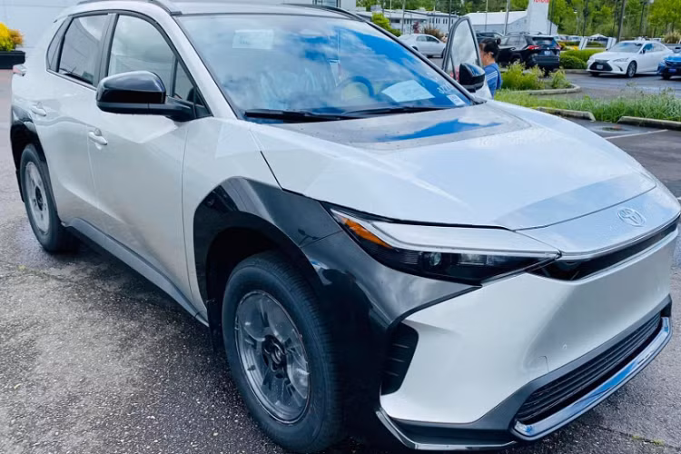 Hình ảnh thực tế của Toyota bZ4X tại Mỹ được một người Việt Nam chụp tại đại lý khiến nhiều khách hàng bất ngờ bởi xe không đẹp như hình ảnh quảng cáo của hãng xe Nhật Bản. Giá bán của Toyota bZ4X phiên bản XLE thực tế tại đại lý lên tới 58.000 USD, trong khi hãng công bố chỉ 48.000 USD, điều này được giải thích là do khan hiếm xe.