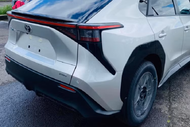 bZ4X là mẫu xe hợp tác giữa hai hãng xe Nhật Bản là Toyota và Subaru. Theo đó, Toyota bZ4X cũng có phiên bản mang thương hiệu Subaru là Solterra. Toyota bZ4X có chiều dài 4.690 mm, rộng 1.860 mm, cao 1.650 mm và chiều dài cơ sở 2.850 mm.