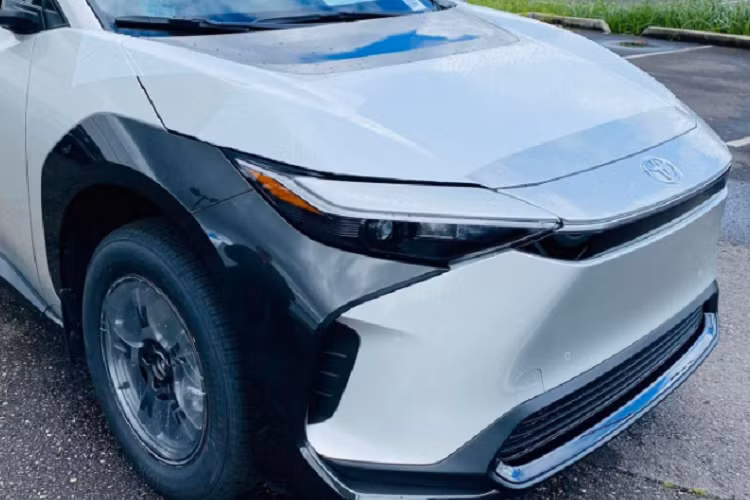 Mặc dù là xe điện và có giá bán cao như xe sang nhưng Toyota bZ4X chạy điện có những trang bị “bình dân” đến khó tin, như bộ ghế ngồi bọc nỉ, ghế lái hoàn toàn chỉnh bằng tay. Toàn bộ nội thất xe gần như sử dụng bằng vật liệu nhựa cứng, chỉ có duy nhất vô lăng bọc da. Ngoại hình xe cũng không ấn tượng như hình ảnh quảng cáo khi chỉ sử dụng bộ mâm có kích thước khiêm tốn.