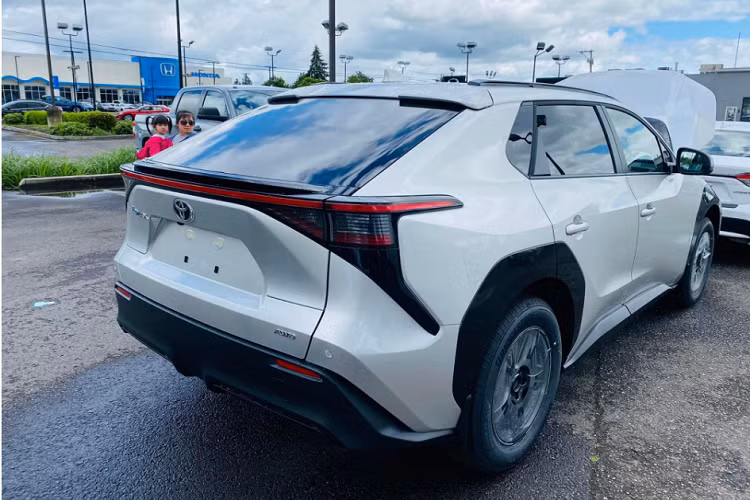 Với thông số kích thước và động cơ mà hãng xe Nhật Bản công bố, Toyota bZ4X xếp dưới phân khúc của VinFast VF8, nhưng giá bán thực tế lại đang cao hơn nhiều so với giá công bố của hãng xe Việt Nam. Chưa kể, trang bị đi kèm khiến nhiều khách hàng ở Mỹ khá thất vọng.