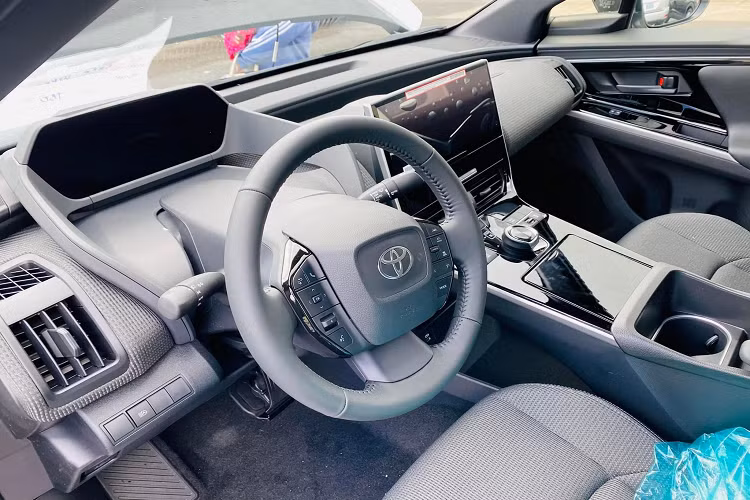 Những trang bị đáng chú ý còn lại trên Toyota bZ4X hoàn toàn mới có pin năng lượng mặt trời đặt trên nóc và hệ thống an toàn chủ động ADAS, bao gồm cả hệ thống hỗ trợ đỗ xe.