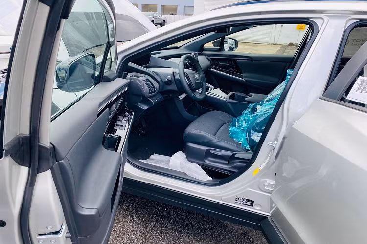 Nằm bên trong thân vỏ Toyota bZ4X là cơ sở gầm bệ e-TNGA dành riêng cho ô tô điện. Xe có 2 phiên bản là dẫn động cầu trước FWD và dẫn động 4 bánh AWD. Trong đó, phiên bản FWD sử dụng 1 mô-tơ điện nằm trên cầu trước, tạo ra công suất tối đa 201 mã lực và mô-men xoắn cực đại 265 Nm. Ở phiên bản AWD, Toyota bZ4X trang bị 2 mô-tơ điện nằm trên 2 trục, cho công suất 215 mã lực và mô-men xoắn cực đại 336 Nm