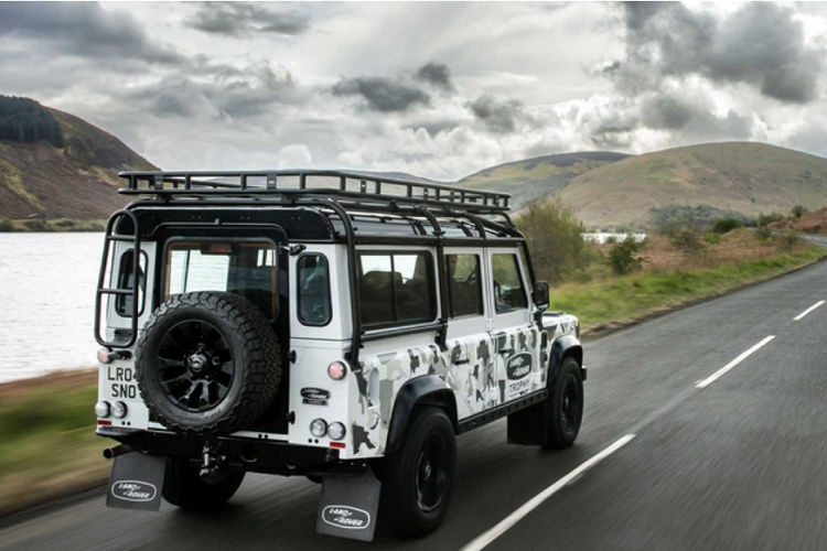 Mỗi chiếc Land Rover Classic Defender đặc biệt này đều được hoàn thiện thủ công một cách tỉ mỉ và tất cả đều có ngoại thất phong cách bọc ngụy trang lấy cảm hứng từ 23 địa điểm - chính là những nơi diễn ra các cuộc phiêu lưu off-road của Land Rover trong suốt 70 năm lịch sử.