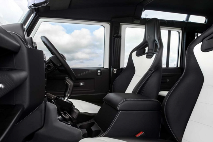 Bộ phụ kiện bổ sung bao gồm một thanh bò với tay thắng ở phía trước của lưới tản nhiệt đặt riêng, một thanh đèn LED rộng 1,27 mét, phần nóc kết nối với lồng cuộn bên ngoài và thang gắn phía sau, thanh trượt đá, tấm chắn bùn và bộ phận phục hồi phía sau.