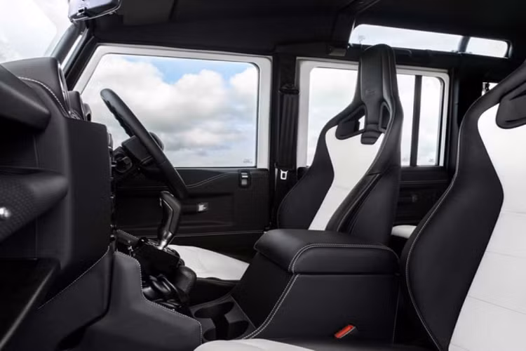 Bộ phụ kiện bổ sung bao gồm một thanh bò với tay thắng ở phía trước của lưới tản nhiệt đặt riêng, một thanh đèn LED rộng 1,27 mét, phần nóc kết nối với lồng cuộn bên ngoài và thang gắn phía sau, thanh trượt đá, tấm chắn bùn và bộ phận phục hồi phía sau.