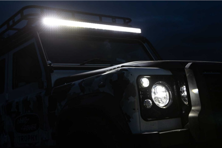 Về truyền động, sức mạnh đến từ động cơ V8 5.0L quen thuộc cho ra công suất 400 mã lực và mô-men xoắn cực đại 515 Nm, đi kèm là hộp số tự động ZF tám cấp.