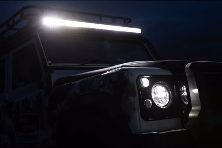 Về truyền động, sức mạnh đến từ động cơ V8 5.0L quen thuộc cho ra công suất 400 mã lực và mô-men xoắn cực đại 515 Nm, đi kèm là hộp số tự động ZF tám cấp.