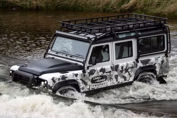 Giá xe Land Rover Classic Defender Works V8 Trophy II 2023 phiên bản đặc biệt giới hạn này bán ra từ 274.000 USD (khoảng 6,4 tỷ đồng).