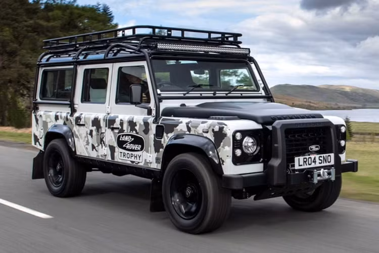  Land Rover Classic Defender Works V8 Trophy II 2023 được tạo ra dựa trên những chiếc Defender đời 2012 - 2016, bao gồm 10 chiếc Defender 90, 10 chiếc 110 Station Wagon và 5 chiếc 110 Double Cab Pick-Up.