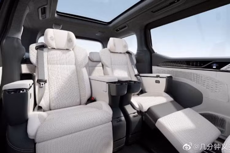 Đối với những người đang tìm kiếm sự thoải mái hơn, với nội thất VIP, hãng này cũng mang đến cấu hình 4 chỗ 2+2. "Chúng tôi đặc biệt ngạc nhiên khi biết rằng mặc dù Zeekr 009 có thiết kế vuông vức như hình hộp nhưng có hệ số khí động học là 0,27.