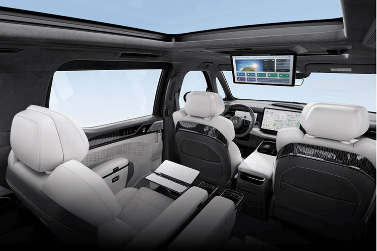 Nói về kích thước của Zeekr 009, chiếc xe MPV này thực sự rất lớn khi có chiều dài lên đến 5.209 mm, rộng 2.024 mm và cao 1.867 mm với chiều dài cơ sở 3.205 mm. Xét về kích thước, không có gì ngạc nhiên khi Zeekr 009 có khoang nội thất rất rộng rãi với ba hàng ghế theo cấu hình 2+2+2.